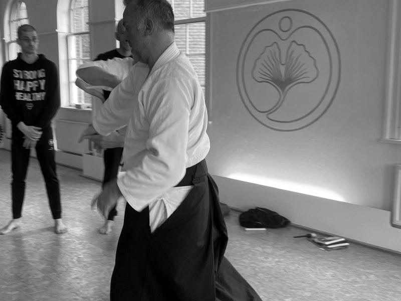 Richard begeleidt een oefening in de dojo