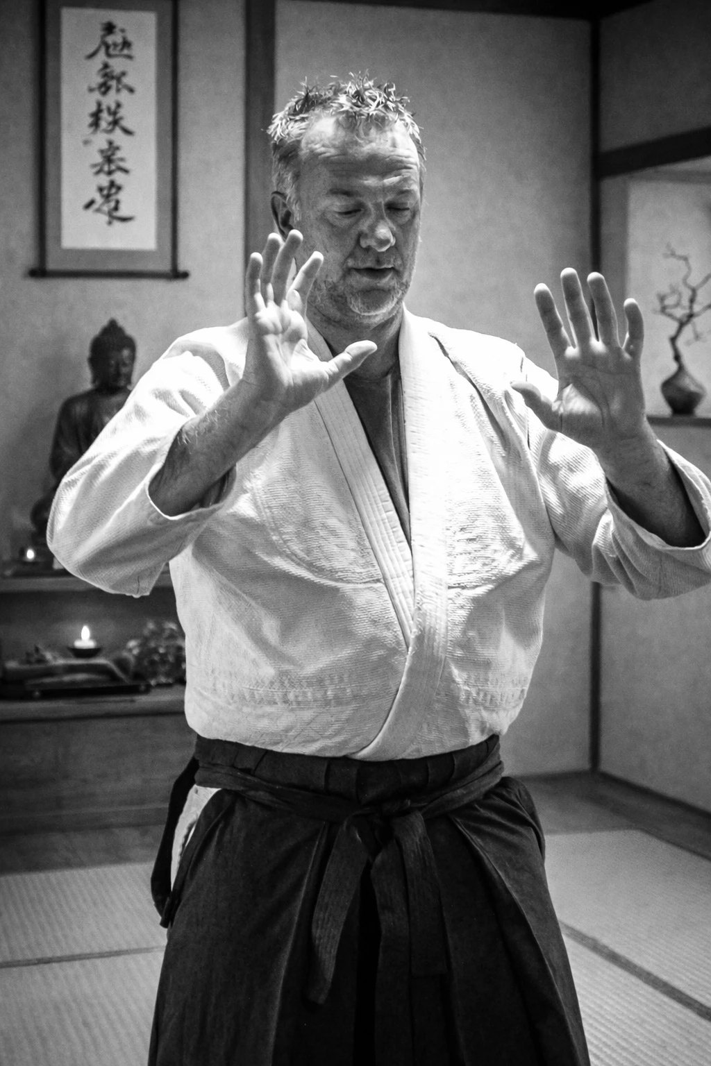 Richard Jacobsen in de dojo, handen open voor zich